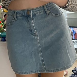 size 13/14. Cleaning my closet out and getting rid of some things. regular wash.